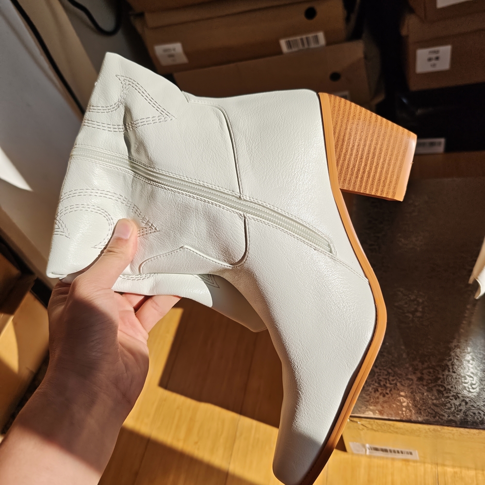 Women's White Heeled Western Boots - Picture 3 of 4
